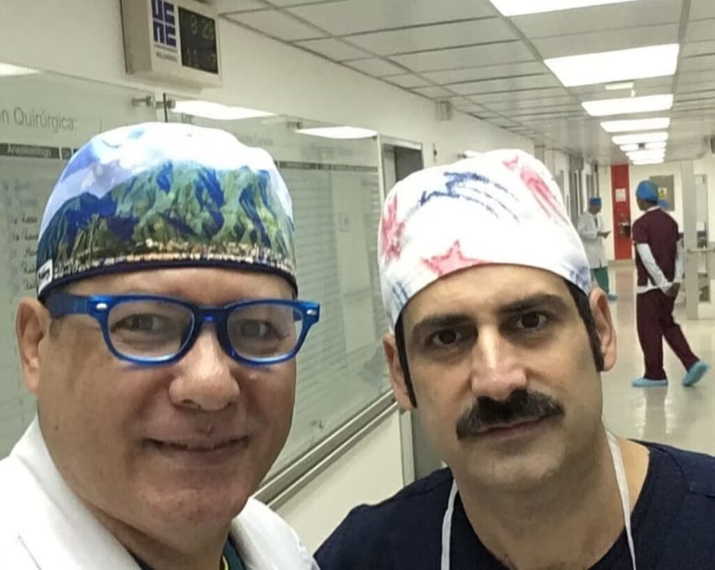 Dr. Hugo Navas (Caracas, Venezuela 2016) Cirujano del Hospital de Clínicas Caracas, especialista en flebología y patología vascular, reconocido por su experiencia en el diagnóstico y tratamiento de enfermedades venosas