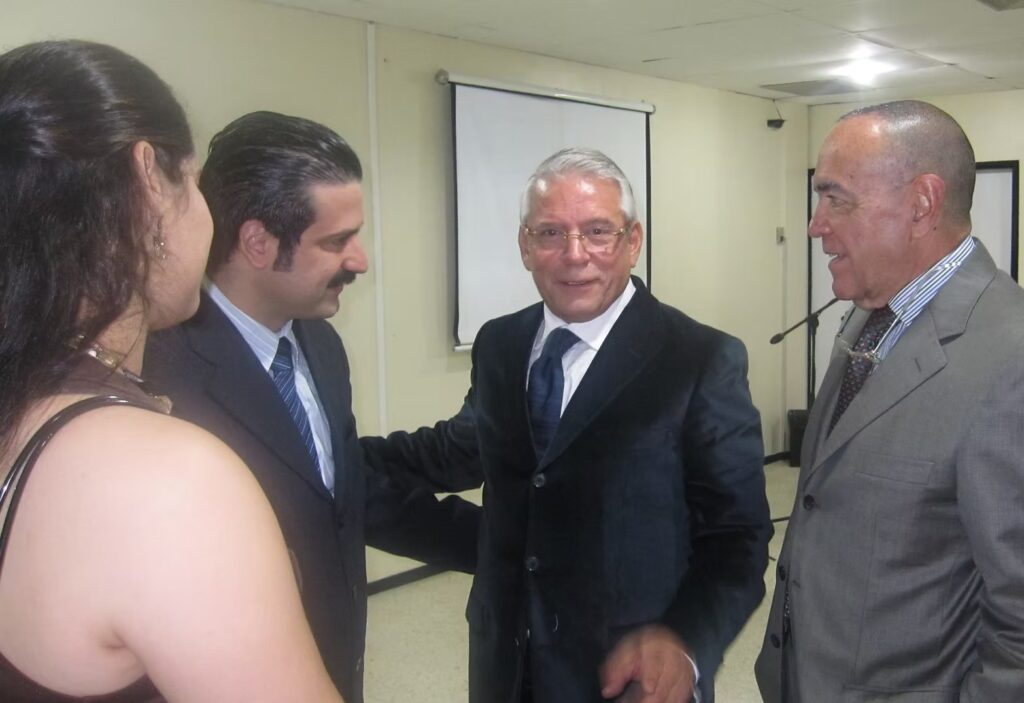 Dr. Héctor León Bermúdez (Cabimas, Venezuela 2012) Médico venezolano y fundador del sistema hospitalario El Rosario en Cabimas, pionero de la medicina privada en la región zuliana.