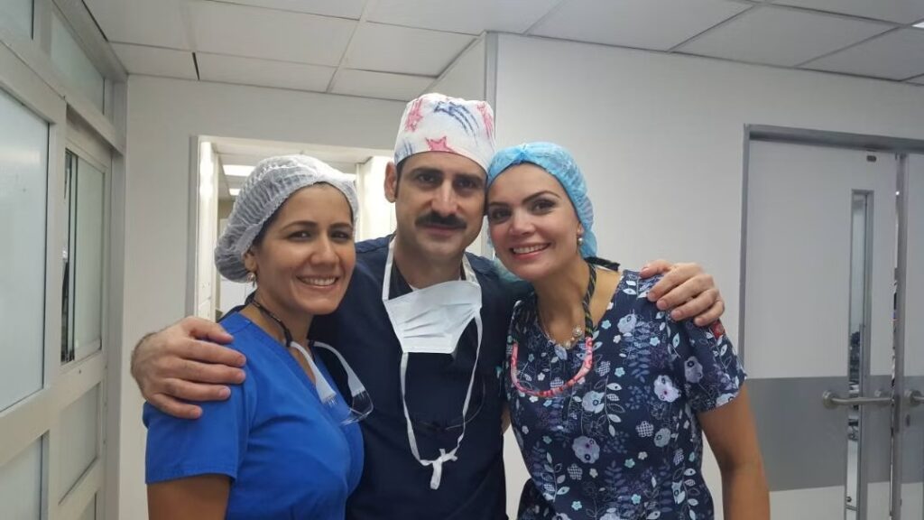 Lic. Deisy Zambrano — Lic. Heczabeth Contreras (Caracas, Venezuela 2018) Instrumentadoras quirúrgicas del Hospital de Clínicas Caracas, especialistas en cirugía cardiovascular e integrantes clave de nuestro equipo quirúrgico.