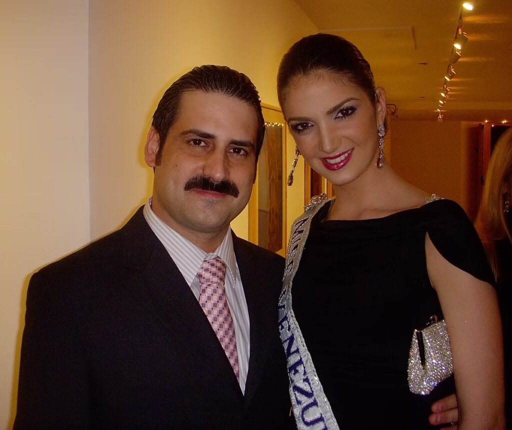 Adriana Vasini (Caracas, Venezuela 2010) Miss Venezuela Mundo 2009 y primera finalista de Miss Mundo 2010, exreina de belleza venezolana reconocida por su trayectoria internacional.