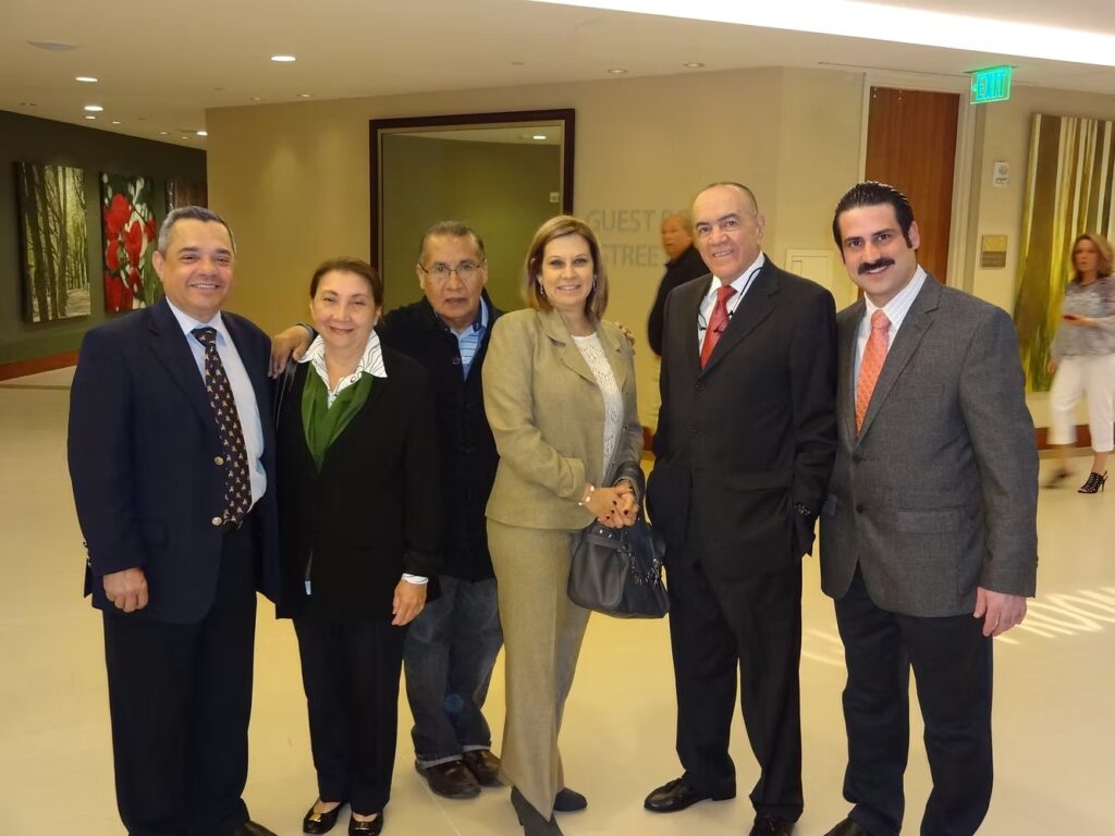 Dr. Alvarado — Dra. La Rosa — Dr. Reinaga — Dr. Bello — Lic. Pérez (Minneapolis, USA 2013) Reunión académica durante el Congreso Anual de la American Association for Thoracic Surgery (AATS).
