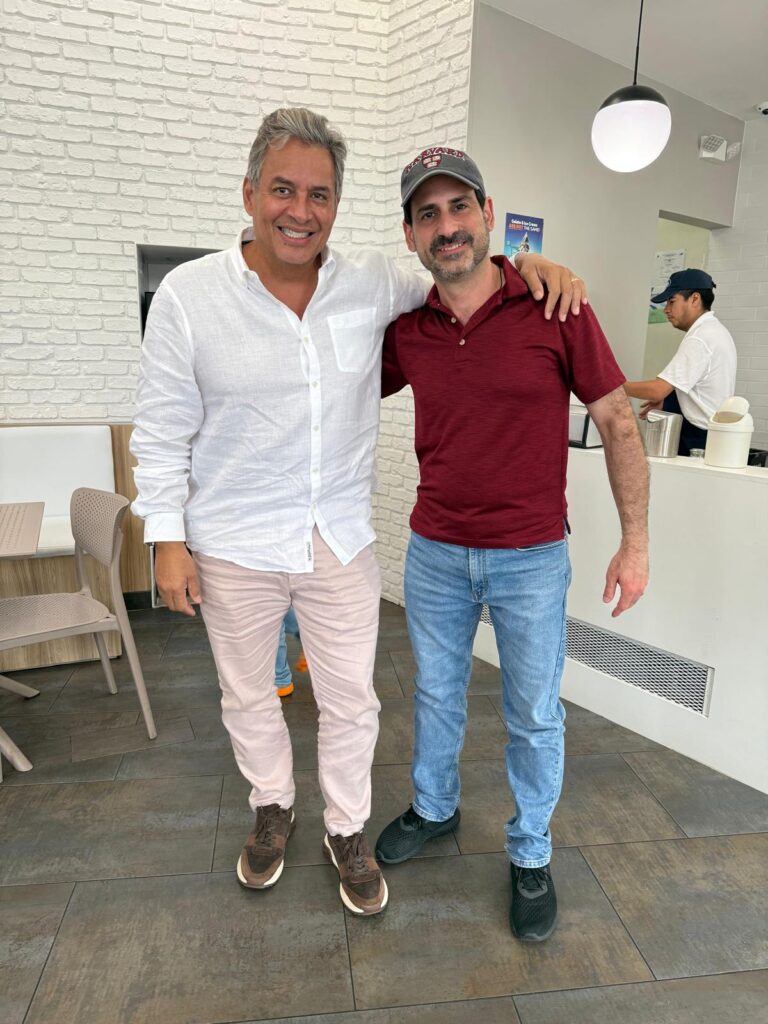 Daniel Sarcos (Miami, USA 2025)  Presentador y animador venezolano. Figura destacada de la televisión latinoamericana, con una amplia trayectoria en programas de entretenimiento y conducción en cadenas internacionales. 