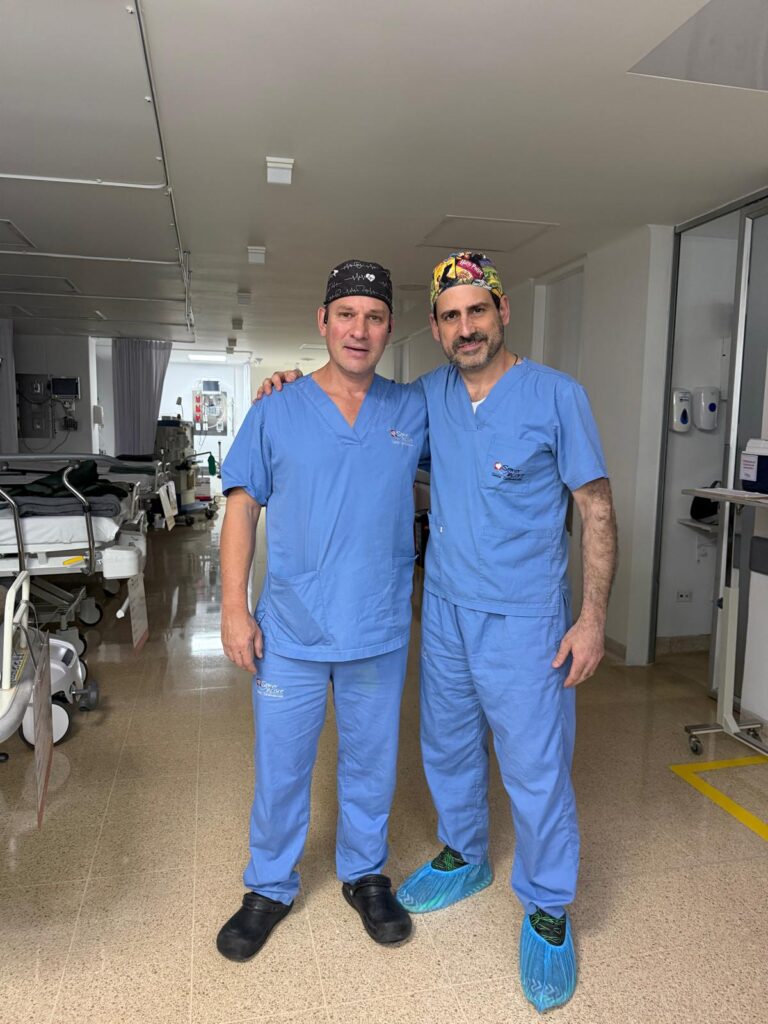 Dr. Alejandro Escobar (Medellín, Colombia 2025)  Cirujano cardiaco colombiano, socio profesional en práctica. Reconocido por su experiencia en cirugía cardíaca en el entorno hospitalario de Sommer Incare, con enfoque en cirugía cardiovascular compleja. 