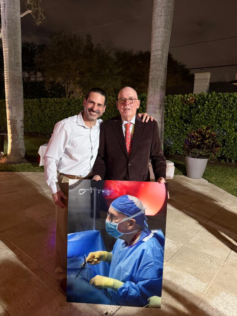 Dr. Juan Salazar (Miami, USA 2025)  Eminencia en cirugía general en Florida, con más de 40 años de experiencia. Con una amplia trayectoria en el Hospital Mercy, reconocido por el manejo de pacientes quirúrgicos complejos. 